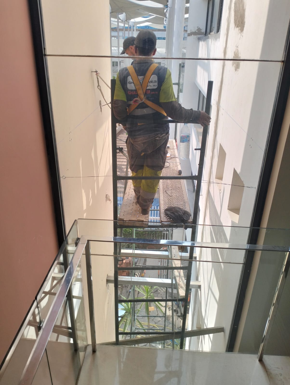 Technicien Ghali Power portant un harnais pour travailler en hauteur