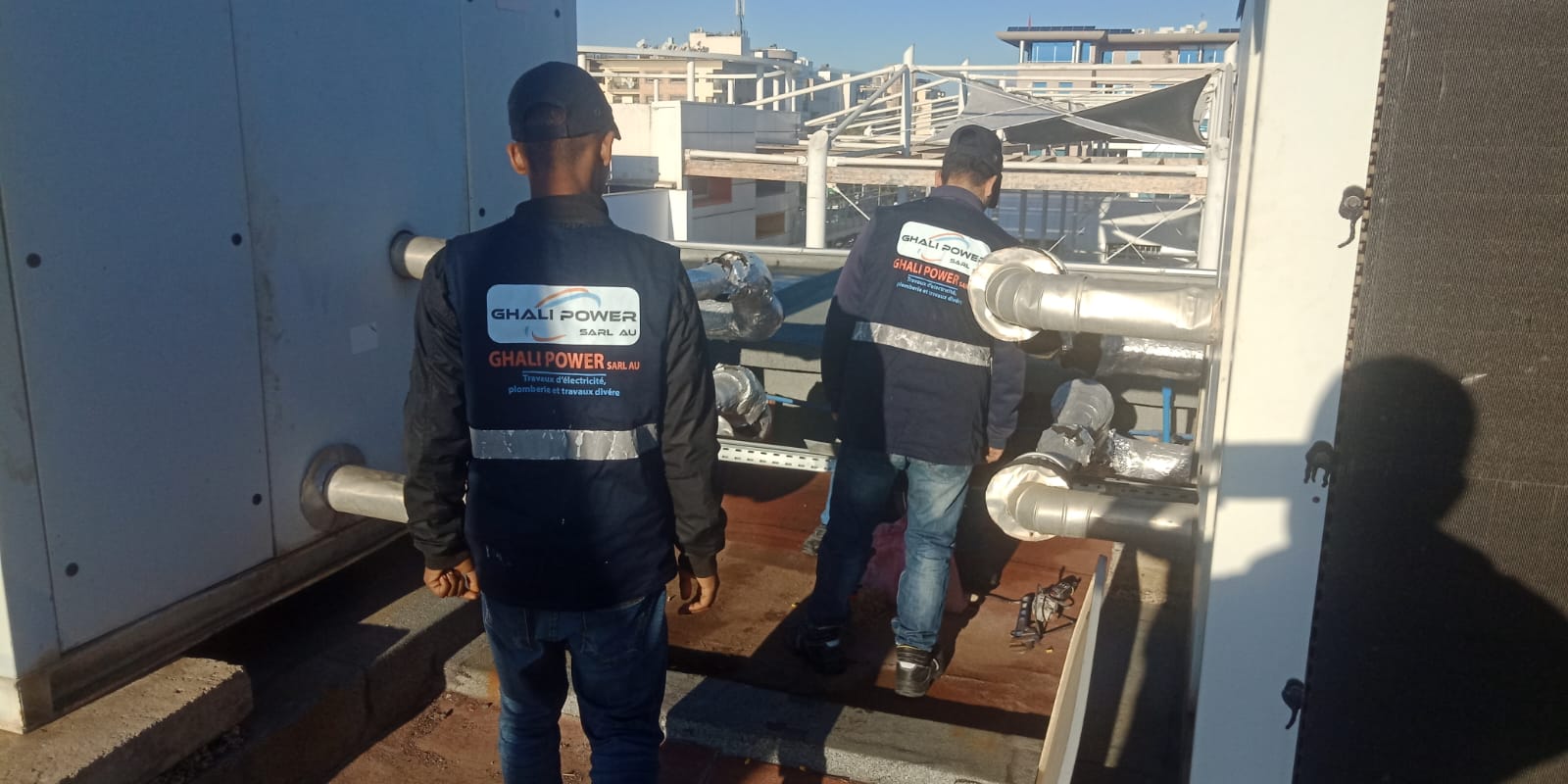 Techniciens Ghali Power inspectant une installation CVC en toiture