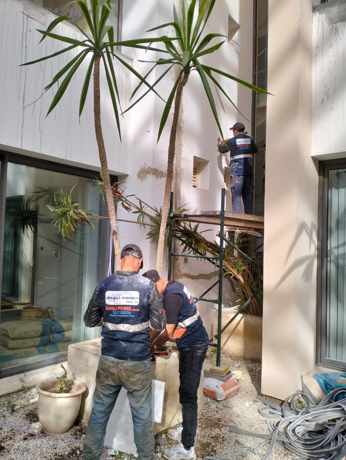Techniciens Ghali Power en tenue travaillant ensemble sur chantier